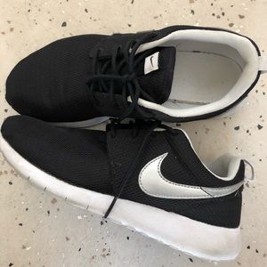 Black Nike Roshe One